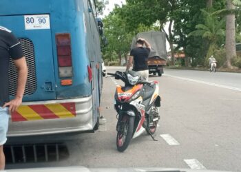 MOTOSIKAL milik suspek yang ditangkap dalam kejadian ragut seorang lelaki pejalan kaki di Taman Teratai Kangkar Pulai, Johor.