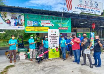 SEBAHAGIAN daripada peserta bergambar ketika menyertai Majlis Pelancaran Program Denai Sungai Kebangsaan (DSK) dan Kempen Pengumpulan Buangan Elektrik serta Elektronik Isi Rumah di di Taman Jajar, Sungai Ara, Georgetown, Pulau Pinang hari ini.