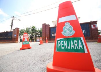 POLIS sedang memburu seorang banduan yang melarikan diri dari Penjara Pengkalan Chepa, Kota Bharu hari ini. -UTUSAN/ZULHANIFA SIDEK