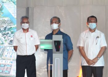 MUHYIDDIN Yassin (tengah) ketika merasmikan Zon Ekonomi Khas Pagoh di Galeri Jualan Sime Darby, Pagoh, Johor.