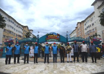 AMINUDDIN Harun (tengah) bergambar bersama pihak pengurusan Taman Tema Air Ehsan Waterpark di Port Dickson hari ini.-UTUSAN/ZAKKINA WATI AHMAD TARMIZI.