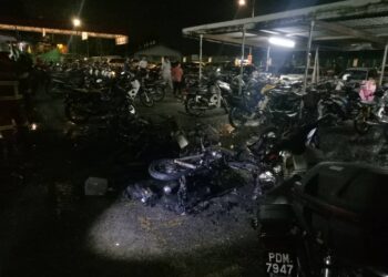 SEBANYAK lapan buah motosikal terbakar dengan lima daripadanya hangus sepenuhnya dalam kejadian di parkir flat Blok 362, Lebuh Maccalum, Georgetown, Pulau Pinang awal pagi tadi.