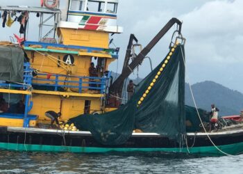 BOT nelayan kelas A bersama 13 kru ditahan kerana menangkap ikan dekat Teluk Sekadeh, Pulau Pangkor pada Jumaat lalu.