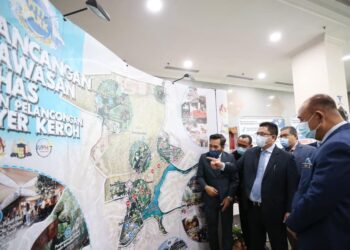 SULAIMAN Md. Ali meninjau pameran pra pelancaran RKK Zon Pelancongan Ayer Keroh di Seri Negeri, Ayer Keroh, Melaka.