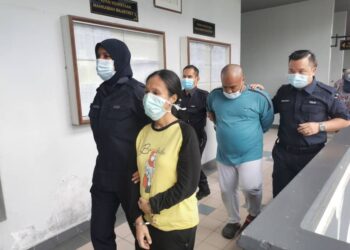 ZURAIDA Atan dan Mohd. Fadzli Abdull Razak di bawa ke Kompleks Mahkamah Ayer Keroh, Melaka untuk sebutan semula kes kematian Zubaidi Amir Qusyairi Abdul Malek. - UTUSAN/DIYANATUL ATIQAH ZAKARYA