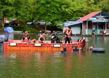 PASUKAN Penyelamat Di Air (PPDA) melakukan selaman sewaktu operasi mencari dan menyelamat (SAR) Amir Azzizol Abu Bakri yang dikhuatiri lemas di Sungai Petuang, Tasik Kenyir, Hulu Terengganu hari ini. - UTUSAN/PUQTRA HAIRRY ROSLI