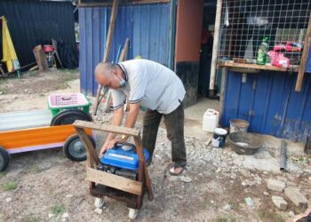 JOHARI Abdul Ghani memasang generator sebelum memulakan perniagaan di Medan Selera Pantai Kuala Kertih berikutan ketiadaan kemudahan asas di premis perniagaan mereka di Kemaman hari ini.
-UTUSAN/NIK NUR IZZATUL HAZWANI NIK ADNAN