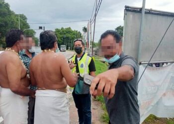 GAMBAR tular beberapa individu melakukan provokasi kerana berang perarakan kenderaan membawa mayat ditahan polis di Jalan Lintang di Sungai Siput pada Khamis lalu. - UTUSAN/GAMBAR: MEDIA SOSIAL