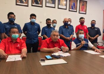 MD. Nasir Hashim(duduk, tengah) bersama Setiausaha Bersatu Johor, Datuk Dr. Sahruddin Jamal (kanan) dan Timbalan Pengarah Pilihan Raya Bersatu Negeri Johor, Datuk Ariss Samsuddin ketika sidang akhbar Badan Pimpinan Bersatu Johor di Pejabat Bersatu Pagoh, Muar, Johor. UTUSAN/NUR ALINA HASSAN