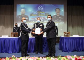 ABDUL MAJID Mohd. Ali (tengah) menyaksikan Majlis Serah Terima Tugas Timbalan Ketua Polis Melaka antara Shahrul Masduki (kiri) dan Razali Abu Samah (kanan) di IPK Melaka. - UTUSAN/DIYANATUL ATIQAH ZAKARYA