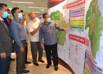 AMINUDDIN Harun melihat pameran draf Rancangan Tempatan Daerah Tampin dan Kuala Pilah selepas merasmikian Program Publisiti dan Penyertaan Awam Draf Rancangan Tempatan Daerah Tampin dan Kuala Pilah di Bandar Sri Sendayan, Seremban hari ini.-UTUSAN/ZAKKINA WATI AHMAD TARMIZI.