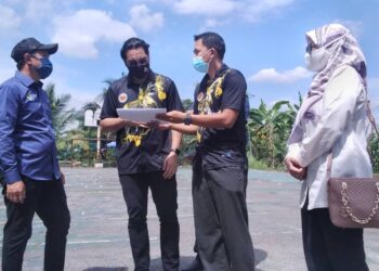 WAN Ahmad Fayhsal Wan Ahmad Kamal (dua dari kiri) melawat gelanggang bola jaring di Taman Kerian, Parit Buntar hari ini. - UTUSAN/WAT KAMAL ABAS