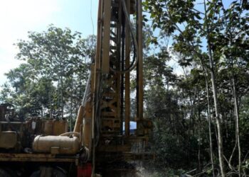 JENTERA yang digunakan bagi menggali tanah untuk mendapatkan punca air ‘akuifer’ di dalam kawasan hutan rekreasi UTM di Skudai, Johor.