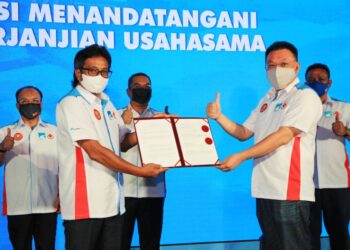 MUHAMMAD Sanusi Md. Nor (tengah) melihat pertukaran dokumen Perjanjian Usaha Sama Projek Pembangunan Litar Lumba dan Resort Bersepadu Open Road antara 
Abdul Rahman Din (kiri) dan  David Goh di Alor Setat, hari ini. -UTUSAN/MOHD. RAFIE AZIMI