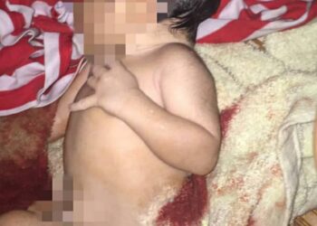 BAYI yang baru dilahirkan setelah diletakkan di dalam kotak dan dibungkus dengan plastik hitam sebelum membuangnya di kawasan semak berhampiran kilang di Taman Elok Emas, Melaka. - UTUSAN/DIYANATUL ATIQAH ZAKARYA