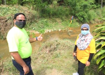 S. Veerapan dan Azuri Azizah melihat keadaan Sungai Batang Benar di Nilai selepas menghadiri Program Gotong-royong Denai Sungai Kebangsaan sempena Hari Bumi Peringkat Negeri Sembilan 2021 di Kampung Batang Benar, Mantin, Nilai, Seremban hari ini.-UTUSAN/BADRUL HAFIZAN MAT ISA