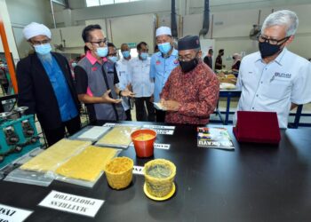 MOHD. Khairuddin Aman Razali (dua kanan) bersama Wahid Razzaly (kanan) mendengar penerangan daripada kumpulan penyelidik BambooRC daripada Fakulti Teknologi Kejuruteraan UTHM ketika berkunjung ke kampus itu di Pagoh, Johor.