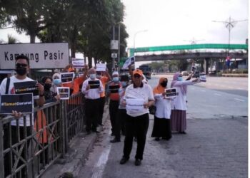 FLASH mob yang diadakan PH Johor bagi mendesak kerajaan mengadakan sidang Parlimen dan DUN di beberapa lokasi di Johor.