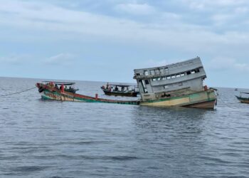 ANTARA tiga bot nelayan Vietnam yang ditenggelamkan untuk dijadikan tukun tiruan di perairan Gong Balai di Merchang, Marang hari ini.