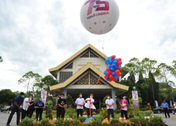 HASNI Mohammad (tiga kanan) melepaskan belon udara sebagai simbolik 75 tahun RTM sempena Majlis Ulangtahun ke-75 RTM di Jabatan Penyiaran Sultan Iskandar di Johor. -UTUSAN/RAJA JAAFAR ALI