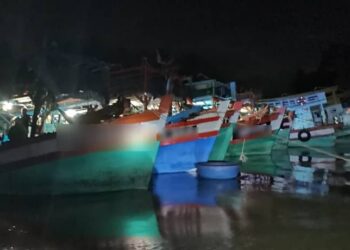 MARITIM Malaysia berjaya menahan lapan buah bot nelayan tempatan kelas C serta 52 orang nelayan Vietnam dalam keadaan mencurigakan di sebuah jeti haram Sungai Endau, Mersing di Johor.