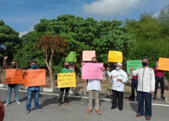 SEBAHAGIAN  penduduk Bandar Baru Air Putih, Balik Pulau, Pulau Pinang mengadakan demonstrasi aman pihak mendesak pihak berkuasa tempatan dan pemaju mengotakan janji menyerahkan semula tapak masjid di kawasan perumahan terbabit. -UTUSAN/ NOOR HASLIZA NUSI