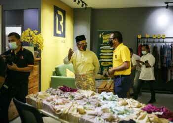 AMIRUDIN Shari (tengah) hadir merasmikan  Platform Beli-Belah Atas Talian di Bazaarlokal dan Majlis Perasmian Festival Ramadhan Selangor 2021 (FESTIRA'21) di Blackbox SACC Mall Shah Alam Selangor hari ini.