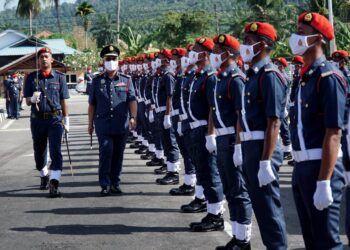 ZAINAL Abidin Abu Hassan memeriksa perbarisan kawalan kehormatan pada majlis perasmian Balai Bomba dan Penyelamat Kampung Gajah di Pasir Salak. - UTUSAN/ZULFACHRI ZULKIFLI