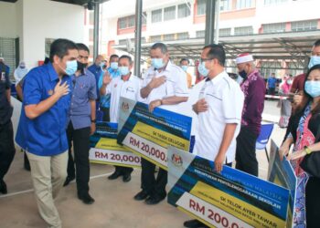 MOHD. Radzi Jidin beramah mesra bersama wakil-wakil sekolah ketika majlis perasmian Sekolah Menengah Kebangsaan Tasek Gelugor, Pulau Pinang. - UTUSAN/MOHAMMAD FIRDAUS AMRAN