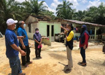 SHAHRUL Hisam (dua dari kanan) menunjukkan rumah sewanya yang rosak dilanda ribut di Kampung Shari, Simpang Renggam, Kluang, Johor. - UTUSAN/MOHAMAD FAHD RAHMAT