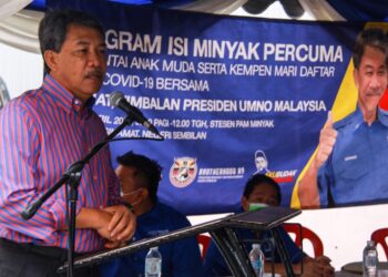 MOHAMAD Hasan berucap dalam Program Isi Minyak Percuma dan Santai Anak Muda serta Kempen Mari Daftar Vaksin Bersama Tok Mat anjuran Pemuda UMNO Bahagian Seremban di Sikamat, Seremban. - UTUSAN/MUHAMMAD IZZAT TERMIZIE