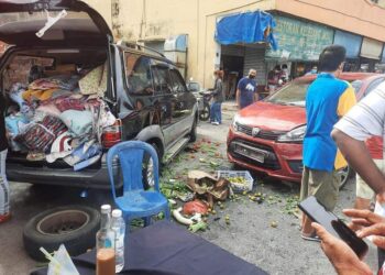 KEADAAN gerai yang dirempuh kereta di Pasar Pagi Klebang Jaya di Chemor, Ipoh. - UTUSAN/IHSAN MEDIA SOSIAL