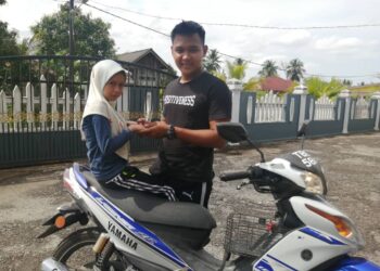 MUHAMMAD Azri Zaidi dan Syakila Norazma Amira Zuharsema bergelar suami isteri pada 18 Mac lalu selepas  berkenalan menerusi permainan dalam talian, PUBG ketika ditemui di rumahnya di Kampung Machang, Ajil di Hulu Terengganu hari ini. -UTUSAN/NOOR HAYATI MAMAT