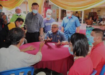 MOHD. REDZUAN Md. Yusof (tengah) mendengar masalah penduduk pada program jelajah #PakWanPrihatin Peringkat DUN Durian Tunggal di Kampung Pantai Belimbing, Durian Tunggal, Melaka. - UTUSAN/RASUL AZLI SAMAD