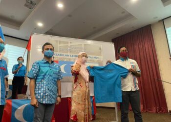 WAN AZIZAH WAN ISMAIL menunjukkan baju jentera rasmi PKR sempena pelancaran jentera PRU-15 Parlimen Lembah Pantai di sini hari ini.