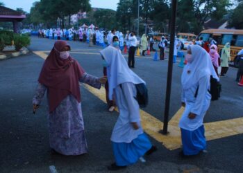 Pihak sekolah diminta peka dengan emosi pelajar mereka yang mungkin sedang berdepan kehilangan ahli keluarga akibat Covid-19. -  UTUSAN/MUHAMMAD IZZAT TARMIZIE