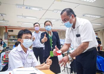 JAGDEEP Singh Deo (kanan) ketika menjalankan tinjauan SOP pencegahan Covid-19 di Sekolah Menengah Persendirian Han Chiang, Datok Keramat, Pulau Pinang.