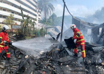 KEADAAN kebakaran melibatkan sebuah rumah yang didiami empat keluarga dalam kejadian di Kampung Baru, Ayer Itam, Pulau Pinang.