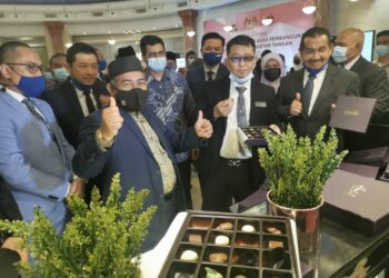 MOHD. KHAIRUDDIN Aman Razali menunjukkan tanda bagus ketika Majlis Perasmian Kursus Asas Pembangunan Usahawan Coklat Buatan Tangan di Hotel LaCrista, Melaka. - UTUSAN/DIYANATUL ATIQAH ZAKARYA