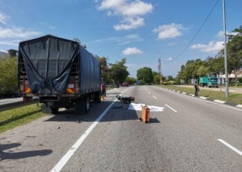 MOTOSIKAL jenis Honda EX5 ditunggang Mohd. Najib Che'mat merempuh bahagian belakang sebuah lori rosak yang berhenti di lorong kecemasan di Lebuh AMJ, Melaka. - UTUSAN/DIYANATUL ATIQAH ZAKARYA