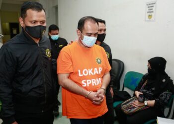 LELAKI bergelar Datuk yang ditahan semalam bagi membantu siasatan berhubung pengeluaran Pas Lawatan Kerja Sementara (PLKS) palsu.