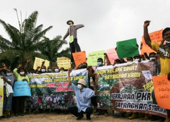 SEBAHAGIAN peneroka hadir ke perhimpunan bantahan peneroka ladang Tanjung Pasir di Tanjung Karang Selangor pada hari ini. UTUSAN/ZULFADHLI ZAKI