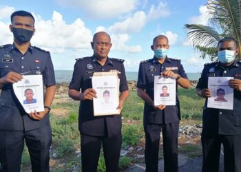 HANYAN Ramlan (dua, kiri) menunjukkan antara individu dalam senarai orang dikehendaki polis berkaitan kes memasukkan dadah ke dalam badan di Kemaman, Terengganu.-UTUSAN/ NIK NUR IZZATUL HAZWANI NIK ADNAN