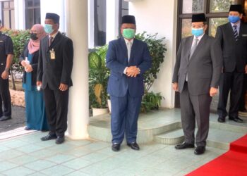 TUANKU Syed Faizuddin Putra Jamalullail (kiri) bersama Menteri Komunikasi dan Multimedia Datuk Saifuddin Abdullah menunggu ketibaan Raja Perlis, Tuanku Syed Sirajuddin Putra Jamalullail di Istana Arau, Perlis.