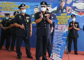 SHAFIEN Mamat (tengah) semasa melancarkan kaunter diskaun saman pada Majlis Sambutan Peringatan Hari Polis  Ke-214 Peringkat Kontinjen Kelantan di Kota Bharu baru-baru ini.