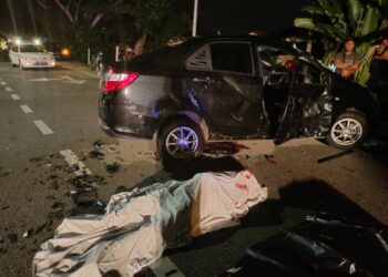 MUHAMMAD ASYRAF Ramli maut ditempat kejadian selepas motosikal ditunggangi dirempuh sebuah kereta di Jalan Bukit Katil-Duyong, Melaka. - UTUSAN/DIYANATUL ATIQAH ZAKARYA