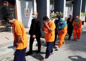 EMPAT individu yang ditahan reman bagi membantu siasatan  kes pemalsuan dokumen bagi tujuan memperoleh projek pembersihan bernilai lebih RM3.7 juta di Mahkamah Majistret Ipoh hari ini. - UTUSAN/ZULFACHRI ZULKIFLI