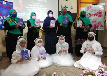 BONDA Nor (berdiri, dua dari kiri) bersama Ustazah Asma' Harun (berdiri, tengah) pada majlis pelancaran Program Semarak Ramadan @ Anjung Bonda Nor dan pelancaran buku trilogi ibu tunggal bertajuk Suami Oh Suami, Semusim Tanpa Dia dan Setelah Engkau Pergi di Senawang, Seremban. - UTUSAN/NOR SHAFAWATI YUP