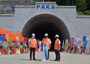 MOHD. Zuki Ali menyempurnakan letupan terakhir di Terowong Paka di Dungun. - UTUSAN/PUQTRA HAIRRY ROSLI