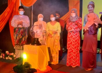 TUANKU Hajah Lailatul Shahreen Akashah Khalil (tengah) diiringi Rina Mohd. Harun (dua dari kanan) berkenan melancarkan projek rintis pembayaran bantuan bulanan JKM secara tanpa tunai JKMPay di Kangar, Perlis. - UTUSAN/MOHD. HAFIZ ABD. MUTALIB